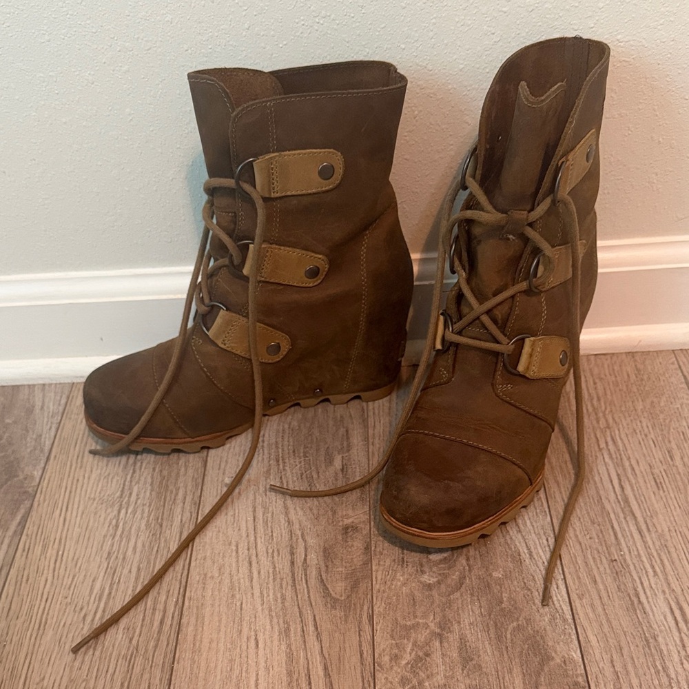 Sorel Joan of Arc Brown Lace-Up Wedge Ankle Boots